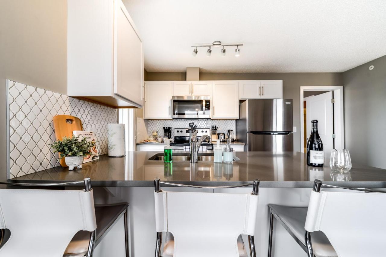 Peaceful Oasis Condo, Ac, Floor, Secure Ug Parking, Balcony, King Bed! Apartment