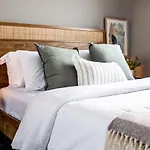 Peaceful Oasis Condo, Ac, Top Floor, Secure Ug Parking, Balcony, King Bed!